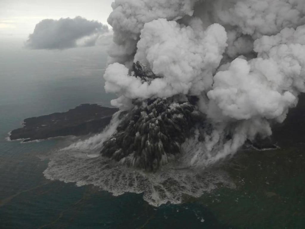 Eine riesige Aschenwolke steht am Tag vor Heiligabend über dem Krater des Vulkans Anak Krakatau in der Sunda-Meerenge. Foto: Nurul Hidayat/Bisnis Indonesia/AP