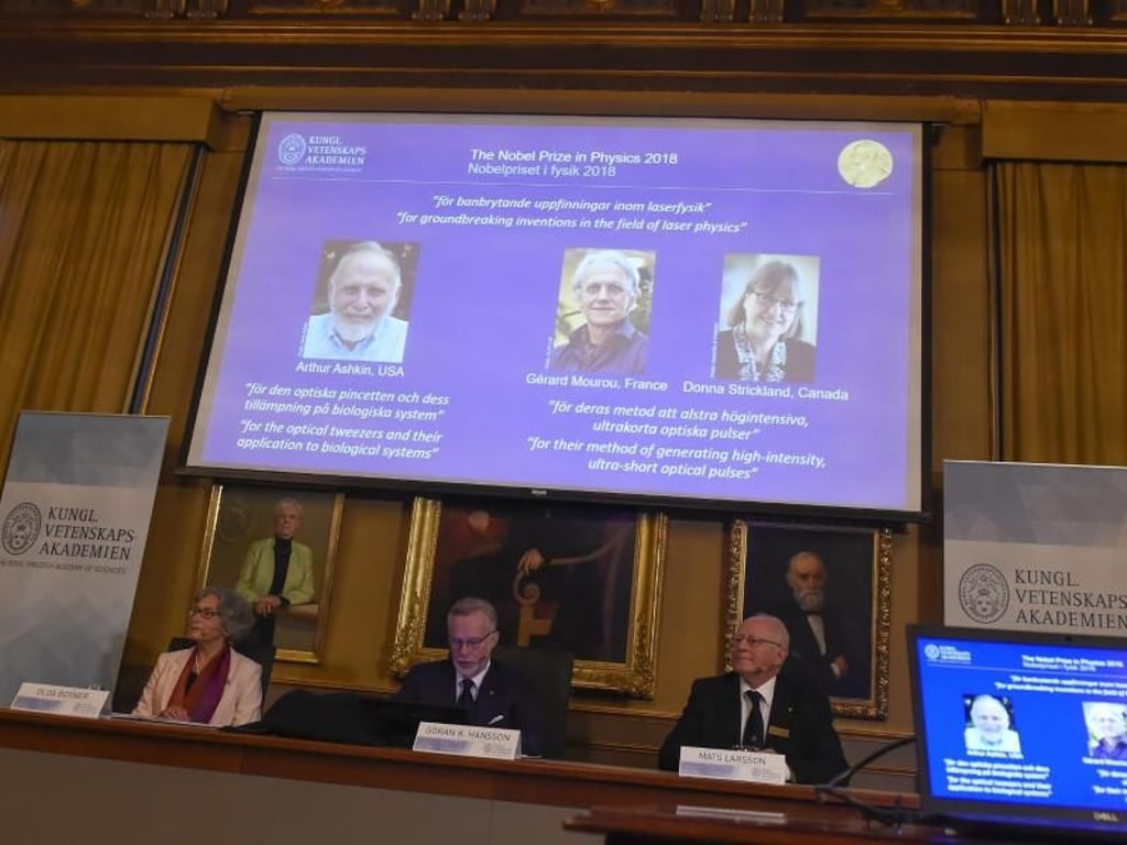 Die Nobelpreisträger für Physik 2018, Arthur Ashkin aus den USA (l-r), Gerard Mourou aus Frankreich und Donna Strickland aus Kanada. Foto: Hanna Franzen/TT News Agency/AP