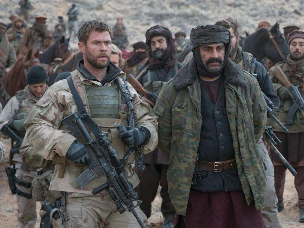 Captain Mitch Nelson (Chris Hemsworth, l) soll sich mit dem lokalen Warlord General Dostum (Navid Neghaban, r) zusammentun. Foto: Concorde