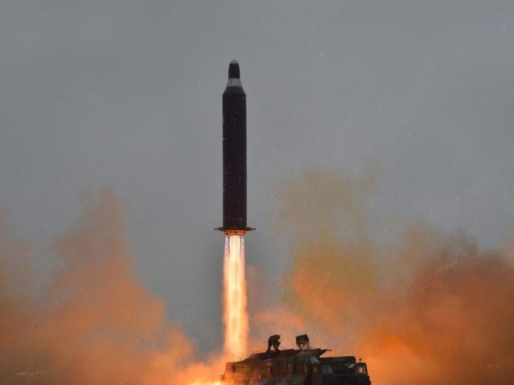 Raketenstart in Nordkorea: Die Mittelstreckenrakete Hwasong-10 steigt auf. Foto: KCNA