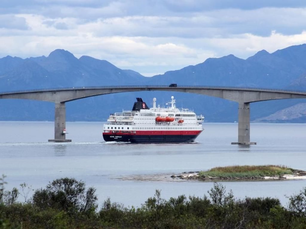 Postschiff auf Kurs: Die Hurtigruten-Schiffe laufen drei Häfen der Vesterålen an. Foto: Bernd F. Meier
