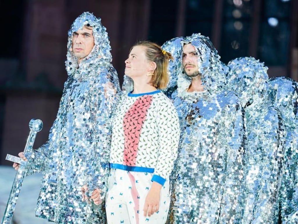 Lisa Hrdina (r) spielt Ortlieb. Ihre Auftritte gehören zu den Höhepunkten. Foto: Uwe Anspach