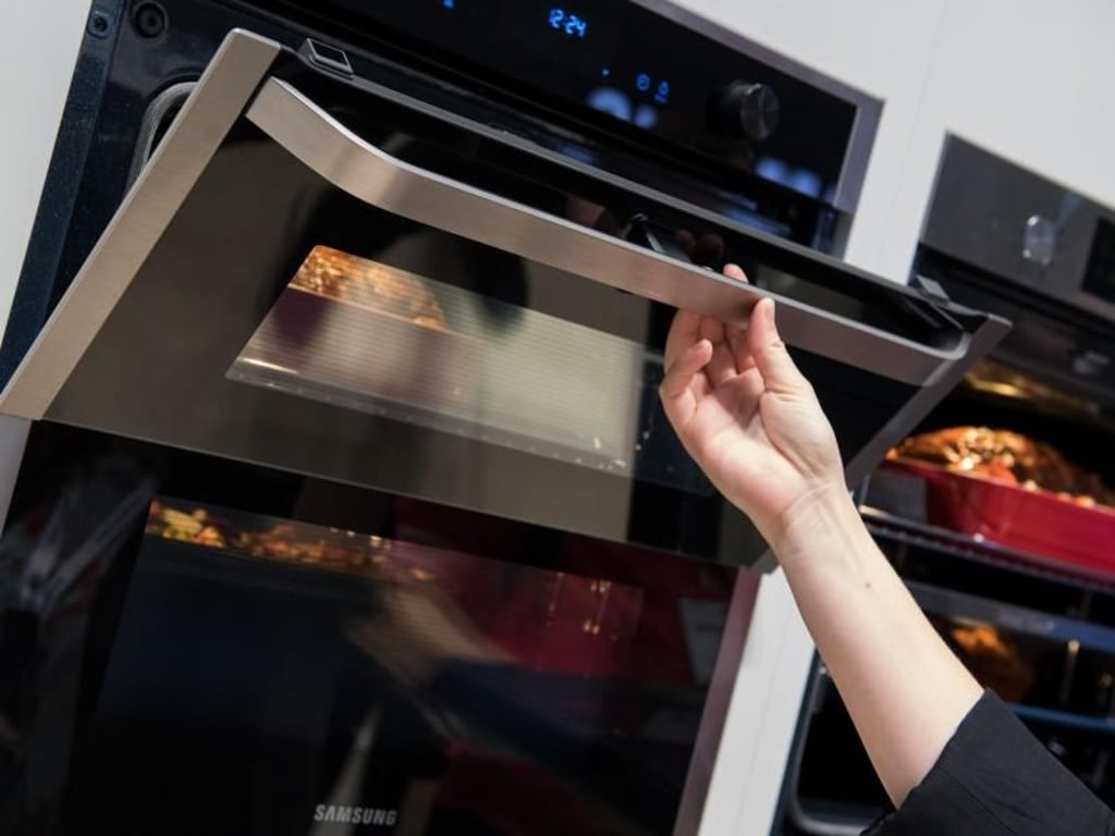 Die Tür von Samsungs neuem Ofen Dual Cook Flex lässt sich zweiteilen - so wie der Innenraum für das gleichzeitige Zubereiten von mehreren Speisen bei unterschiedlicher Temperatur. Foto: Franziska Gabbert/dpa-tmn