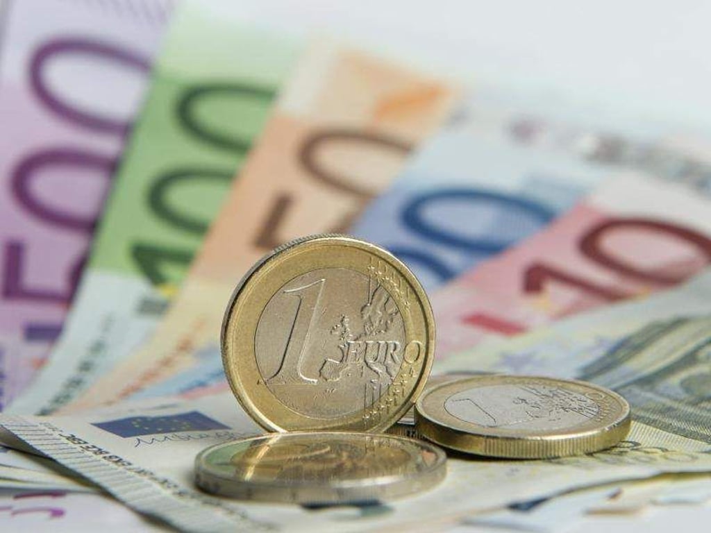 Euro-Banknoten und Münzen sind zu sehen. Foto: Daniel Reinhardt/Archiv