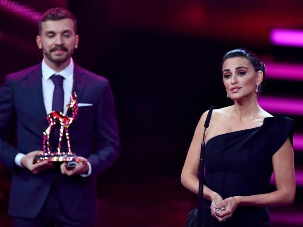 Edin Hasanovic hält für Penélope Cruz den Bambi bereit. Foto: Soeren Stache
