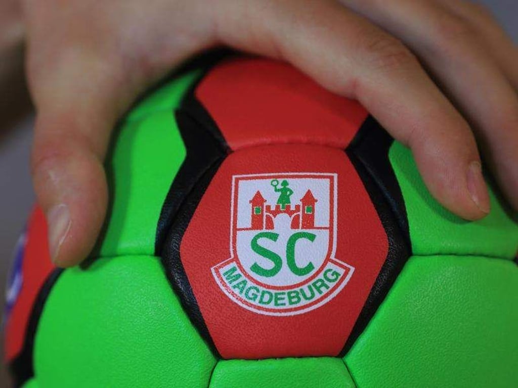 Ein Handball mit Vereinswappen vom SC Magdeburg. Foto: Jens Wolf/Archiv