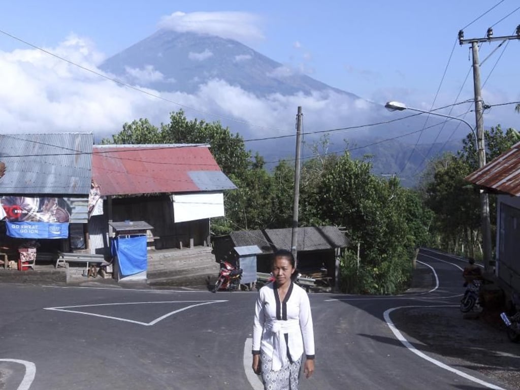 Eine Balinesin im Ort Karangasem unterhalb des Vulkans Mount Agung. Trotz unmittelbarer Gefahr harren auf der Ferieninsel Bali rund um den Vulkan immer noch mehrere zehntausend Menschen aus. Foto: Firdia Lisnawati