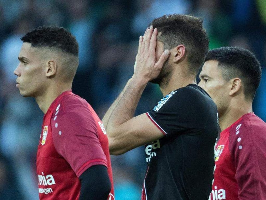 Die Leverkusener Spieler waren nach der Niederlage in Mönchengladbach enttäuscht. Foto: Federico Gambarini