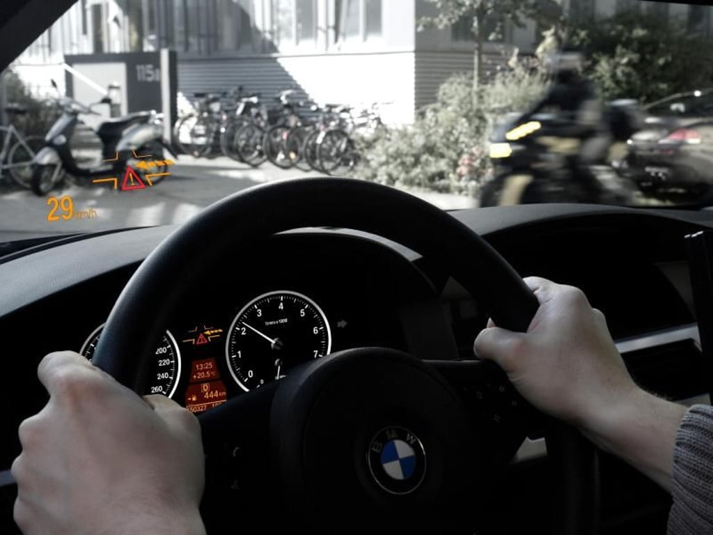 Nicht nur die Sicherheit von Motorradfahrern untereinander soll durch Konnektivität erhöht werden - auch Autos können schon im Vorfeld gewarnt werden. Foto: BMW