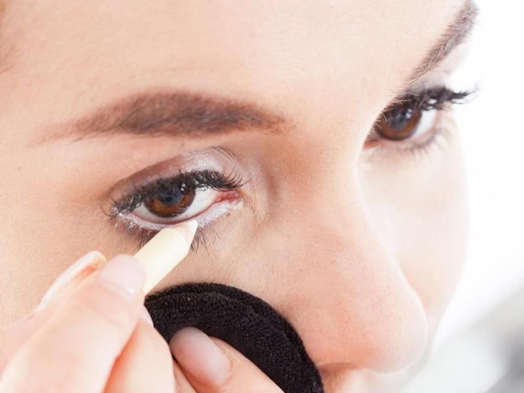 Kosmetische Täuschung: Weißer Eyeliner vergrößert das Auge optisch. Foto: Christin Klose