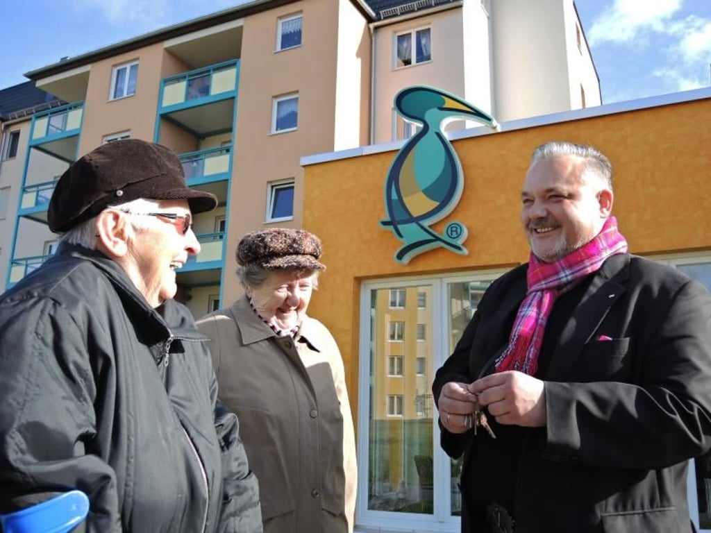 Auf ihrem Weg zum Mittagessen kommen die Mieterinnen Gisela Neubert (l) und Brigitta Lange mit Sozialhausmeister Thomas Feuerhack (r) ins Gespräch. Foto: Jörg Schurig