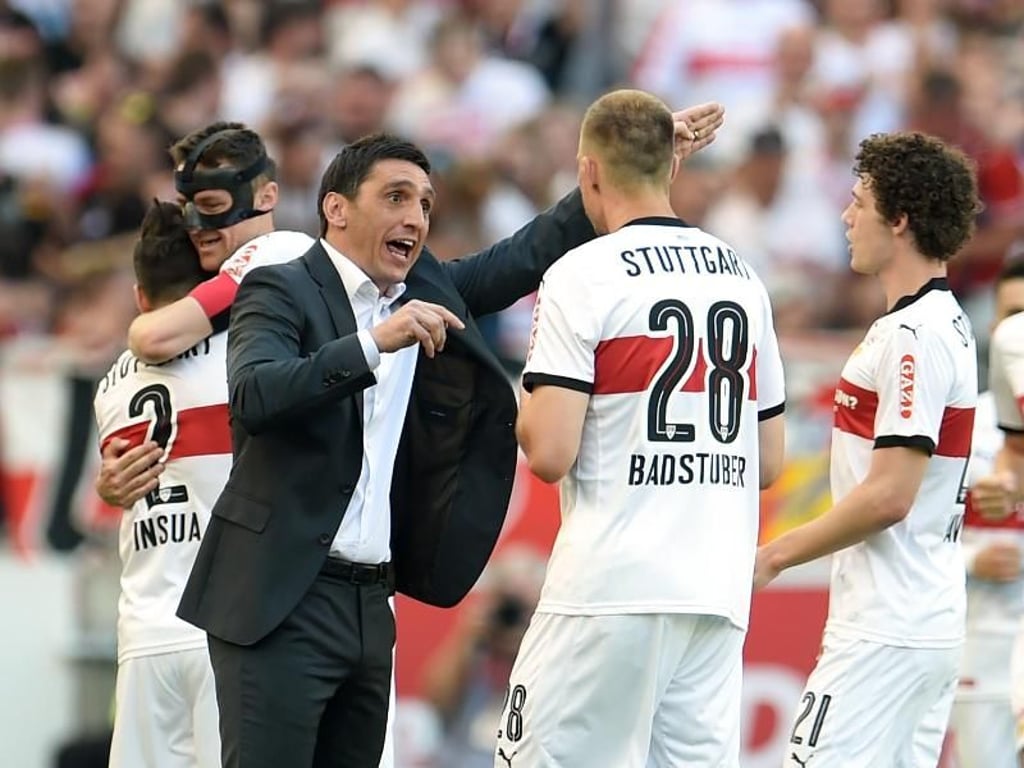 Während sich seine Spieler über das Tor zum 1:0 freuen, gibt VfB-Coach Tayfun Korkut bereits die nächsten Anweisungen. Foto: Andreas Gebert