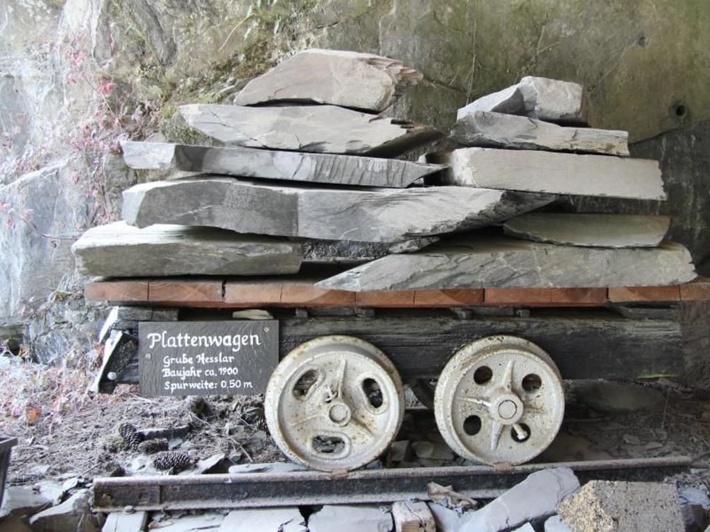 Schiefer wird im Schaubergwerk Raumland schon lange nicht mehr abgebaut, doch alte Transportwagen zeugen noch davon, wie hier früher malocht wurde. Foto: Bernd F. Meier