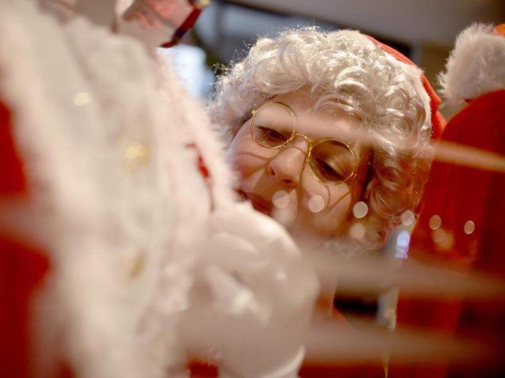 Weihnachtsfrau Kati macht Bescherung. Foto: Britta Pedersen