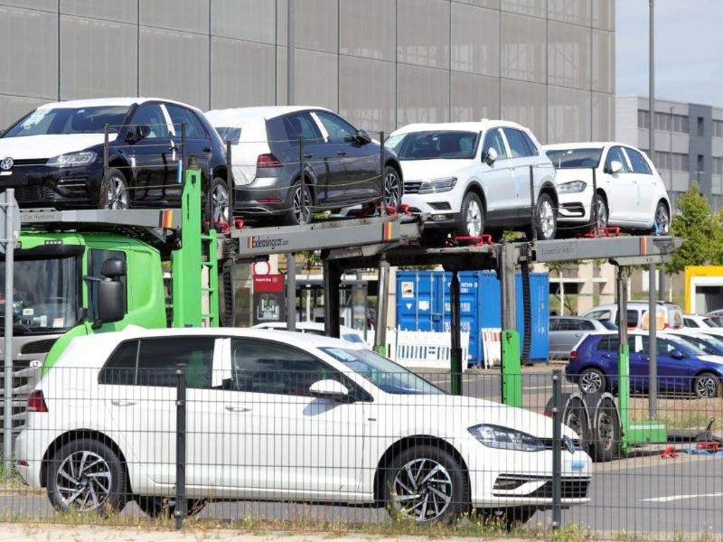 Nicht zugelassene Volkswagen werden auf einem Parkplatz entladen und geparkt. Foto: Wolfgang Kumm/Illustration