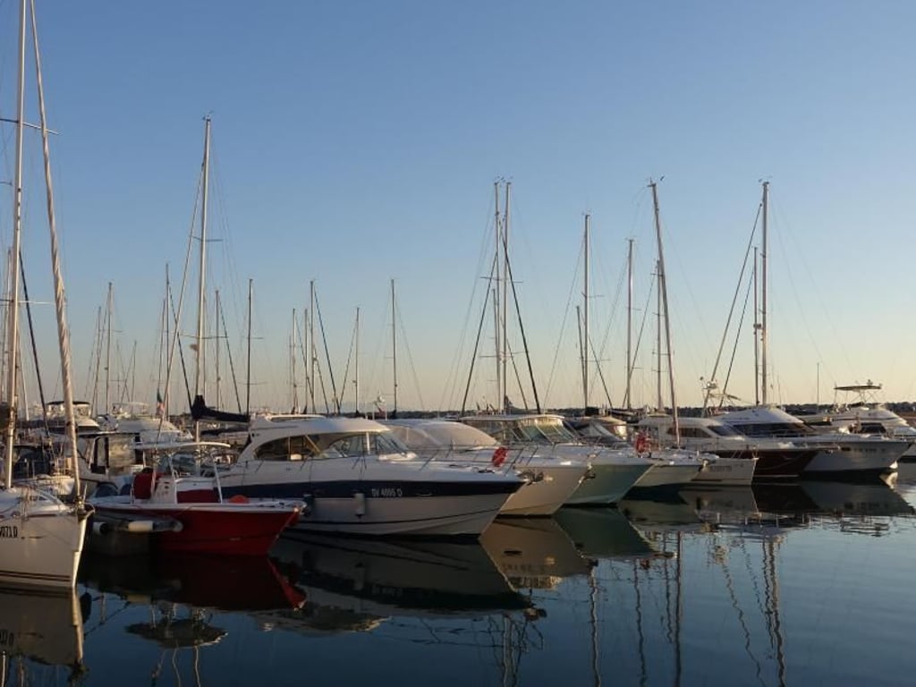 In der Hochsaison liegen die Boote in den Häfen eng aneinander. Foto: Bernhard Krieger