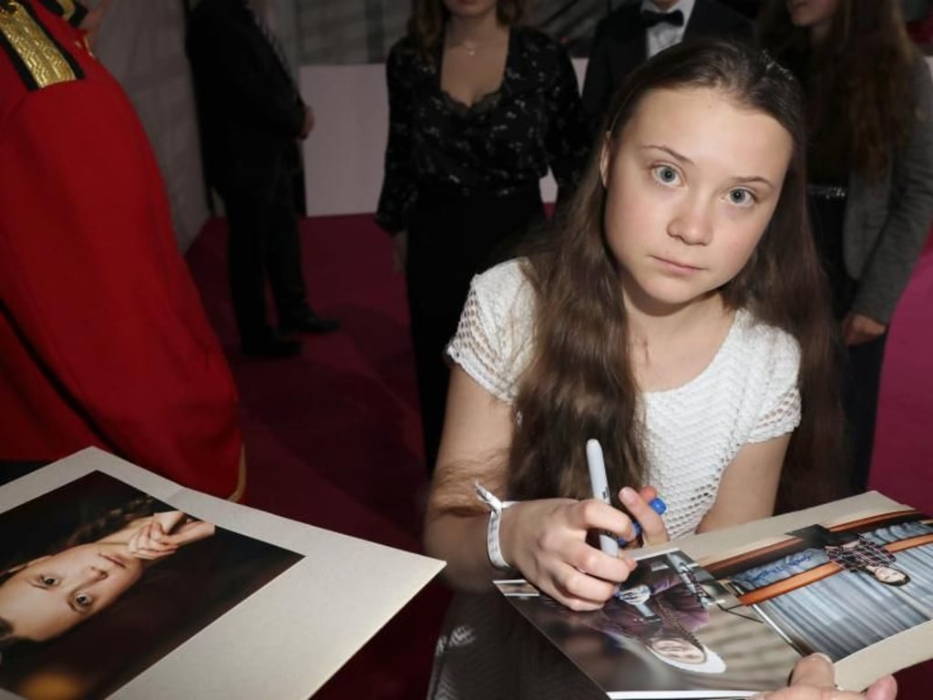 Die schwedische Umweltaktivistin Greta Thunberg gibt bei ihrer Ankunft zu der Verleihung der Goldenen Kamera den wartenden Fans Autogramme. Foto: Christoph Soeder