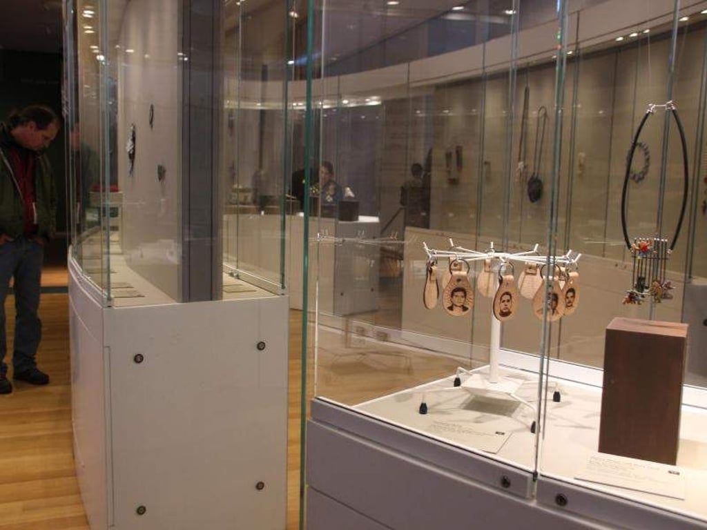 Künstler haben die US-mexikanische Grenze zur Inspiration für Schmuck genommen. Foto: Christina Horsten