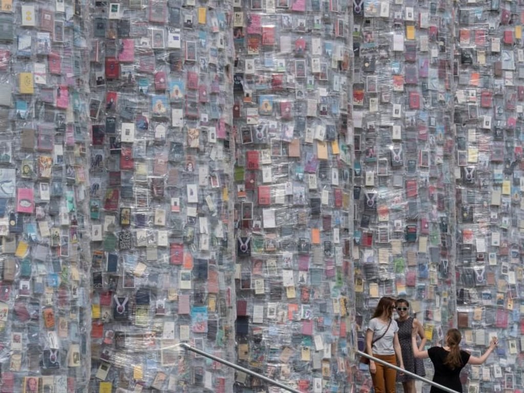 Aus rund 50 000 Büchern soll der Parthenon letztlich bestehen. Foto: Boris Roessler