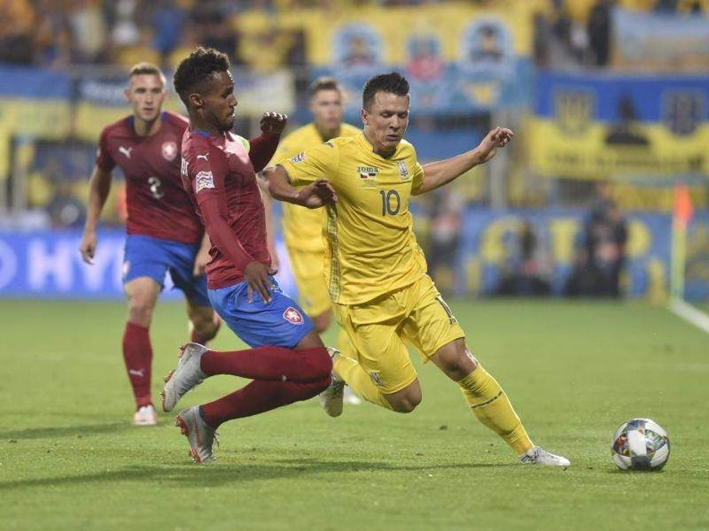 Der Tscheche Theodor Gebre Selassie (l) beim Zweikampf mit dem Ukrainer Jevhen Konopljanka. Foto: Ludìk Peøina/CTK