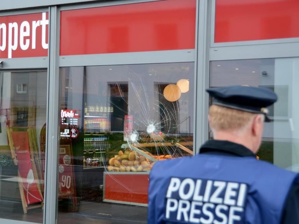 Die Polizei erschoss den Mann, der zuvor vor einer Bäckerei mehrere Menschen angegriffen hatte. Foto: Jörn Perske
