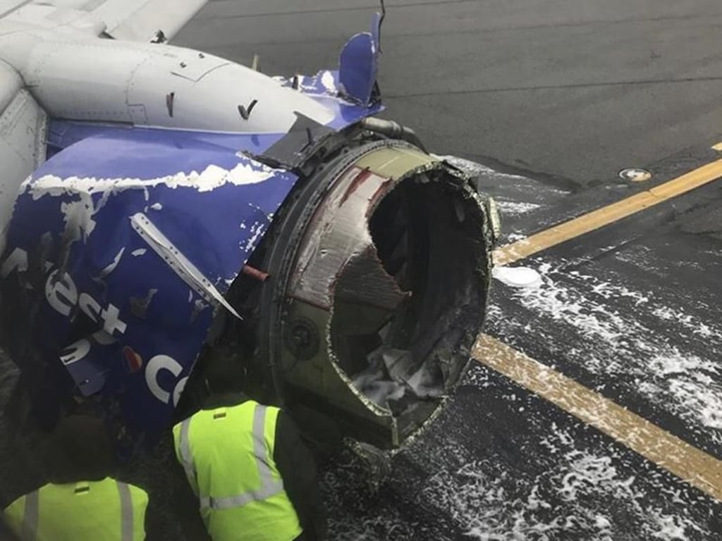 Zerstörte Turbine des Flugzeugs der Fluggsellschaft Southwest Airlines in Philadelphia. Nach ersten Erkenntnissen könnte Materialermüdung an einem Ventilatorenblatt zu dem Unfall beigetragen haben. Foto: Amanda Bourman/AP