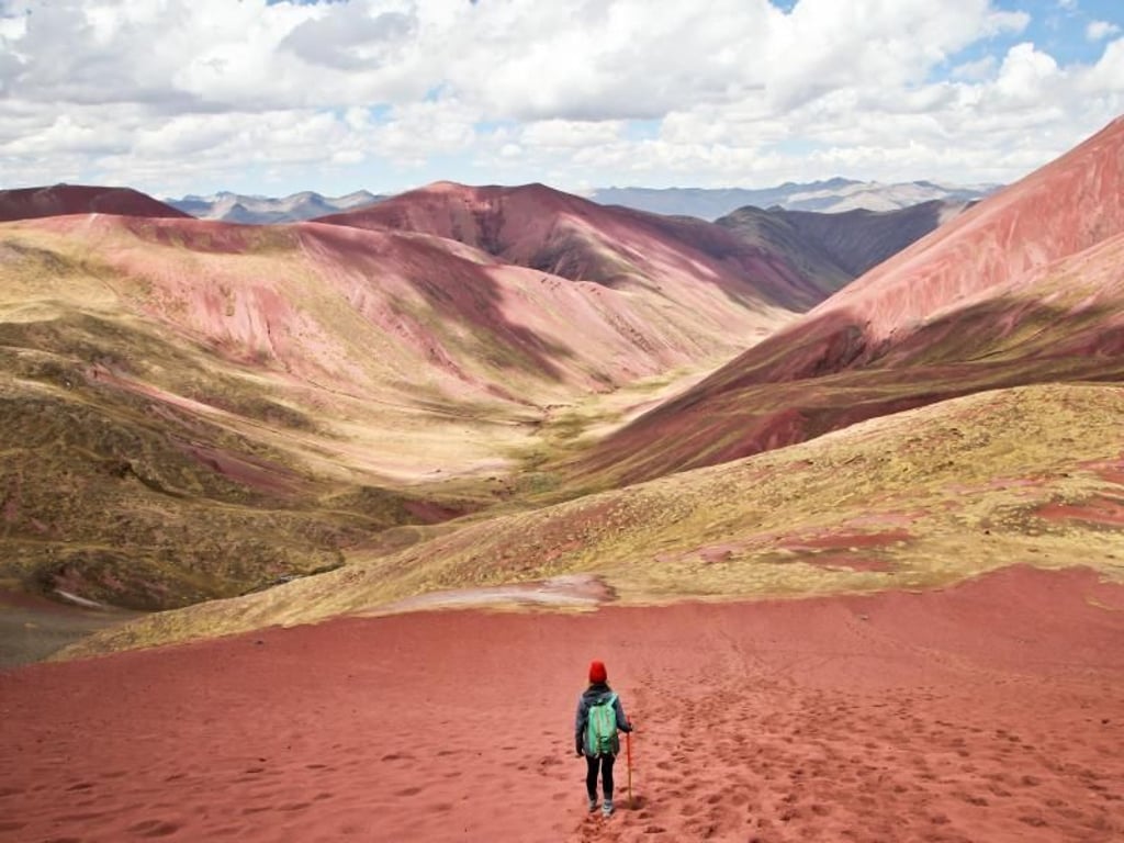 Wandern wie auf einem Ascheplatz - das Red Valley trägt seinen Namen nicht zu Unrecht. Foto: Steffen Trumpf/dpa-tmn