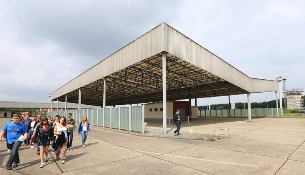 Schülerinnen und Schülern aus Sachsen-Anhalt und Niedersachsen nehmen am 14.07.2014 in der Gedenkstätte "Deutsche Teilung" in Marienborn (Sachsen-Anhalt) an einem Projekttag teil. Dabei soll die Bedeutung des Jahres 1989 und des Mauerfalls thematisiert werden. Die ehemalige Grenzübergangsstelle an der heutigen Landesgrenze zwischen Sachsen-Anhalt und Niedersachsen war die größte und bedeutendste Kontrollstelle an der deutsch-deutschen Grenze. Foto: Jens Wolf/dpa +++(c) dpa - Bildfunk+++
