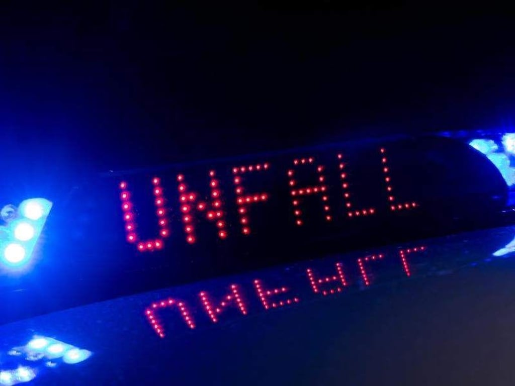 Zwischen den Blaulichtern auf einem&nbsp;Polizeifahrzeug warnt eine Leuchtschrift vor einem Unfall.&nbsp;Foto:&nbsp;Monika Skolimowska/Archivbild