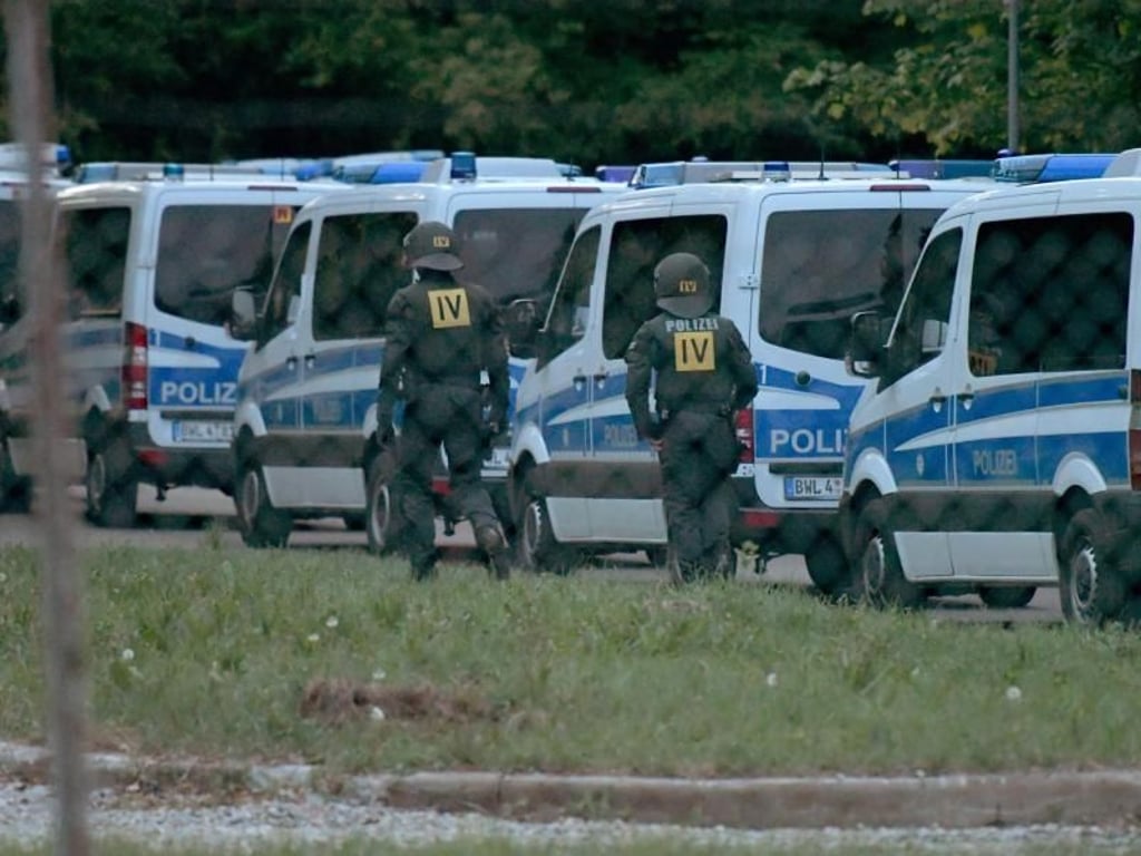 Nachdem es bei der versuchten Abschiebung eines Togolesen zu Ausschreitungen gekommen war, folgte ein Großeinsatz der Polizei. Foto: Stefan Puchner
