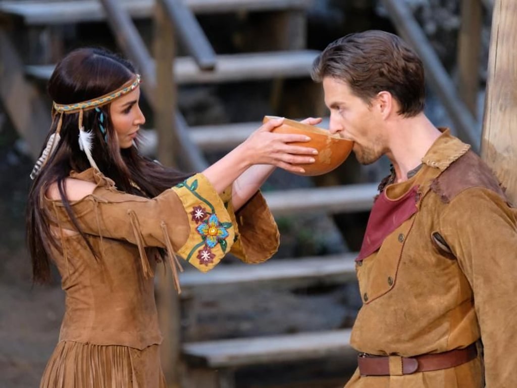 Sila Sahin als Comanchin Lea-tshina und Alexander Klaws als Old Surehand in Bad Segeberg. Foto: Marcus Brandt