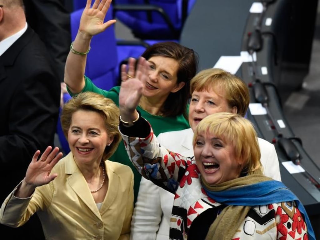 Ursula von der Leyen, Katrin Göring-Eckardt, Angela Merkel und Claudia Roth winken im Reichstagsgebäude - wem, wissen nur die vier. Foto: Gregor Fischer