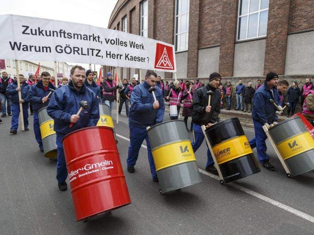 Siemens-Mitarbeiter protestieren in Görlitz gegen die Schließung ihres Werks. Foto: Nikolai Schmidt/Archiv