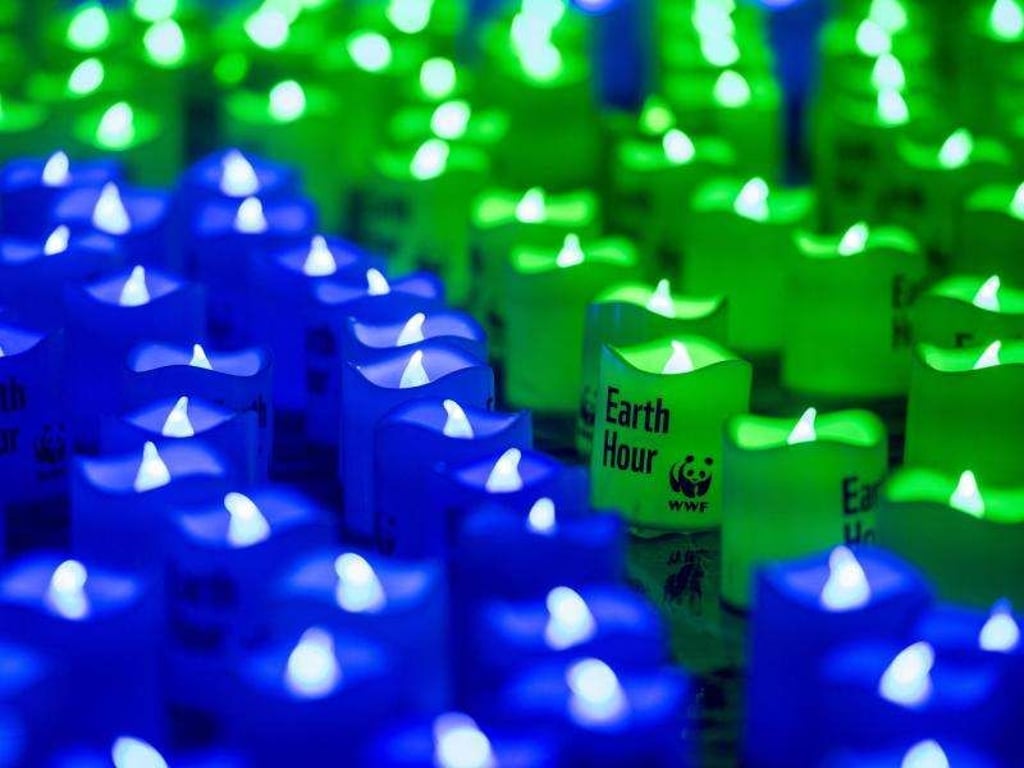 Led-Kerzen mit der Aufschrift «Earth Hour» sind aufgestellt. Foto: Matthias Balk