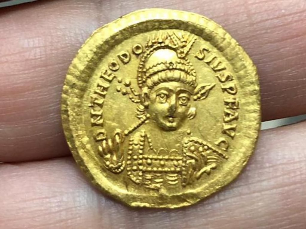 Der byzantinische Kaiser Theodosius II. auf der anderen Seite der Goldmünze. Foto: Nir Distelfeld/IAA