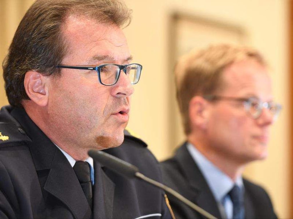 Polizeivizepräsident Uwe Stürmer (l): «Der Täter hat im Grunde genommen nicht nur gedroht, sondern auch gehandelt - und das macht ihn so ausgesprochen gefährlich.» Foto: Felix Kästle