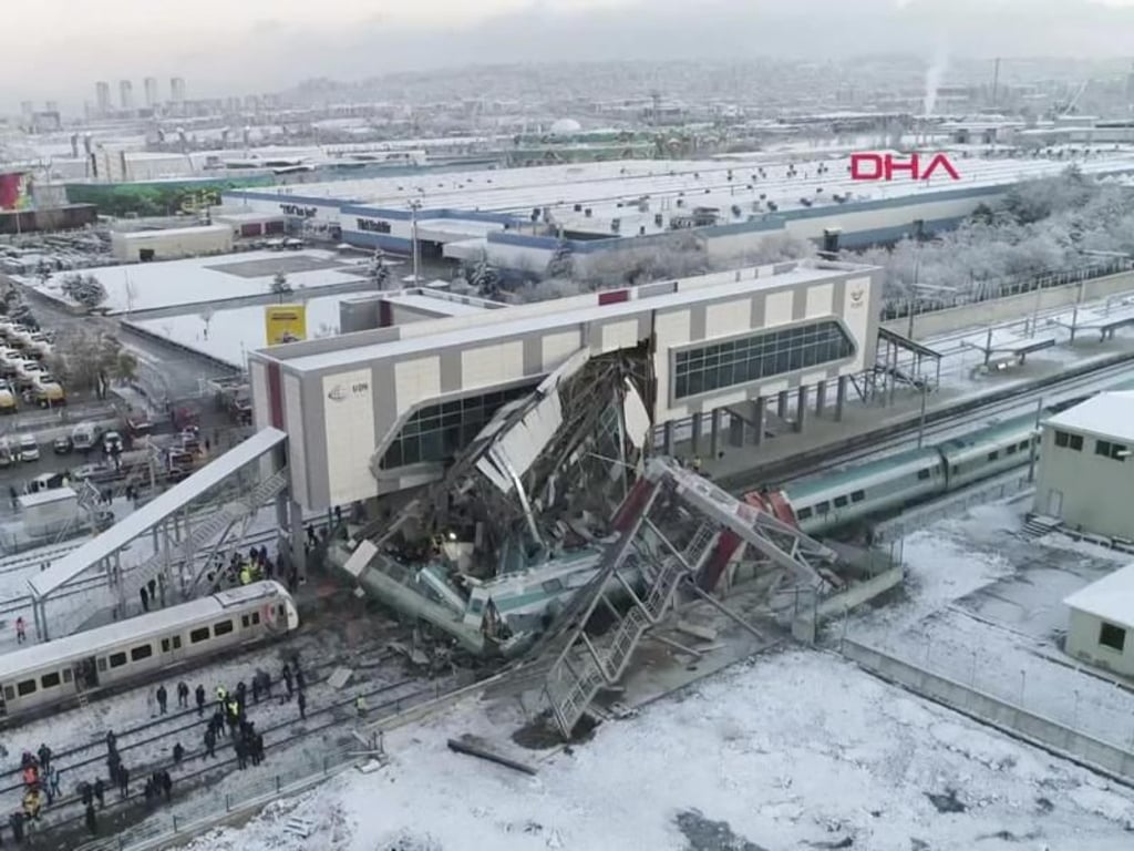 Teile des Hochgeschwindigkeitszuges krachten nach der Kollision in eine Überführung. Foto: DHA via AP