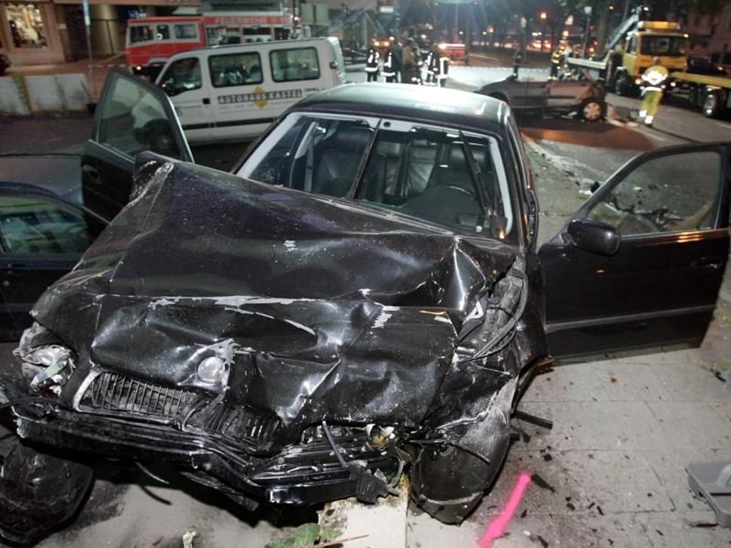 Auch hier führte ein illegales Rennen zum Crash: Autowrack in Wiesbaden. Foto: Frank May