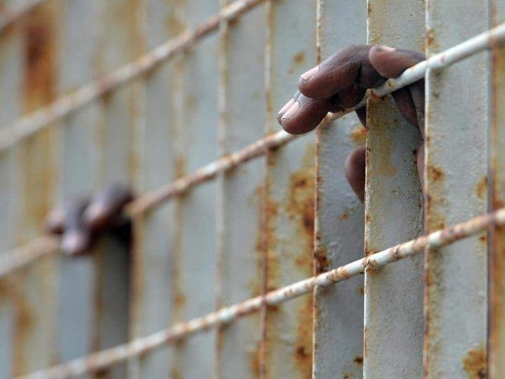 Flüchtling in Lampedusa: Zehntausende Menschen aus Bürgerkriegs- und Hungerländern wollen um jeden Preis nach Europa. Die Gefahr, im Meer umzukommen, schreckt sie nicht ab. Foto: Ettore Ferrari/Archiv