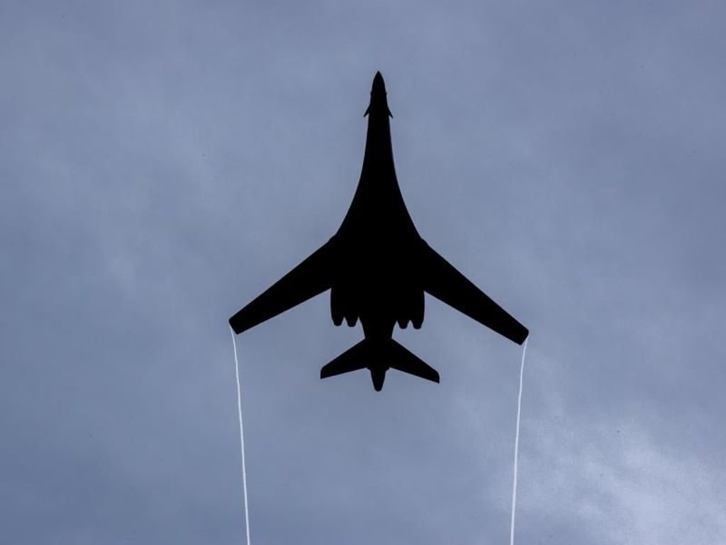 US-Bomber vom Typ B-1B Lancer der Einheit 9th Expeditionary Bomb Squadron über der Insel Guam. Im Nordkorea-Konflikt hat sich die Rhetorik auf beiden Seiten seit Tagen hochgeschaukelt. Foto: Christopher Quail