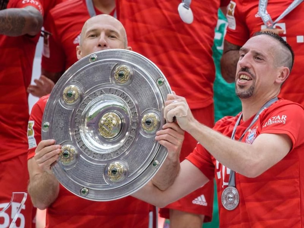 Arjen Robben (l) und Franck Ribéry feiern die deutsche Meisterschaft. Foto: Matthias Balk