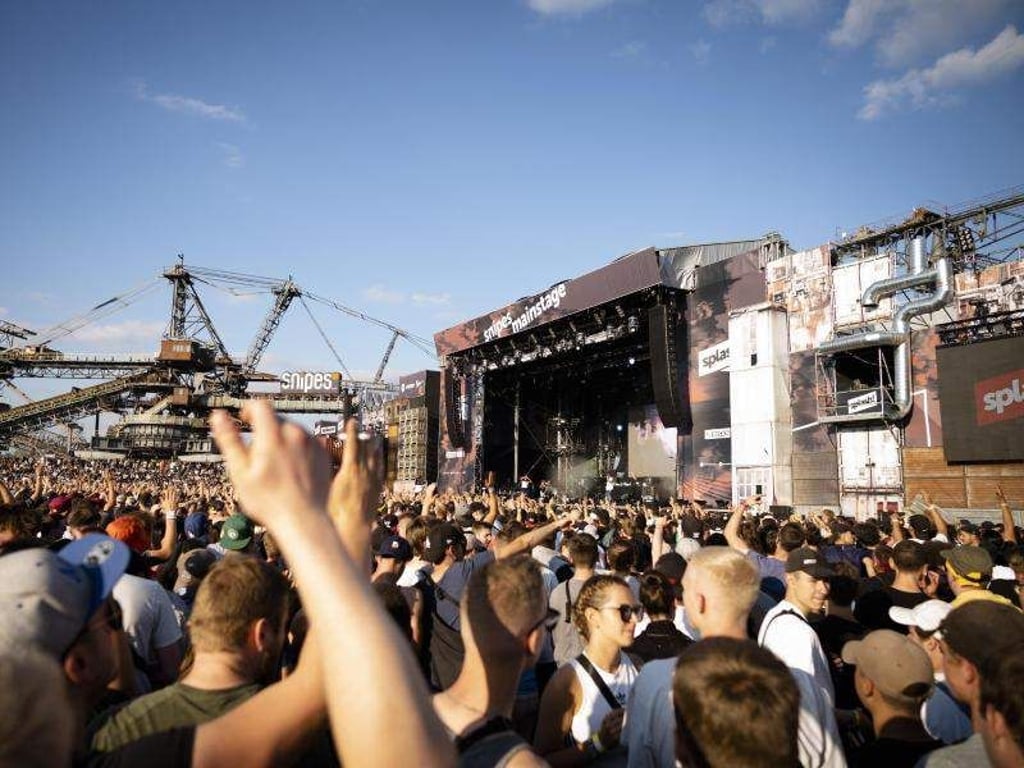 Besucher feiern auf dem Splash! Festival in Ferropolis. Foto: Alexander Prautzsch/Archivbild