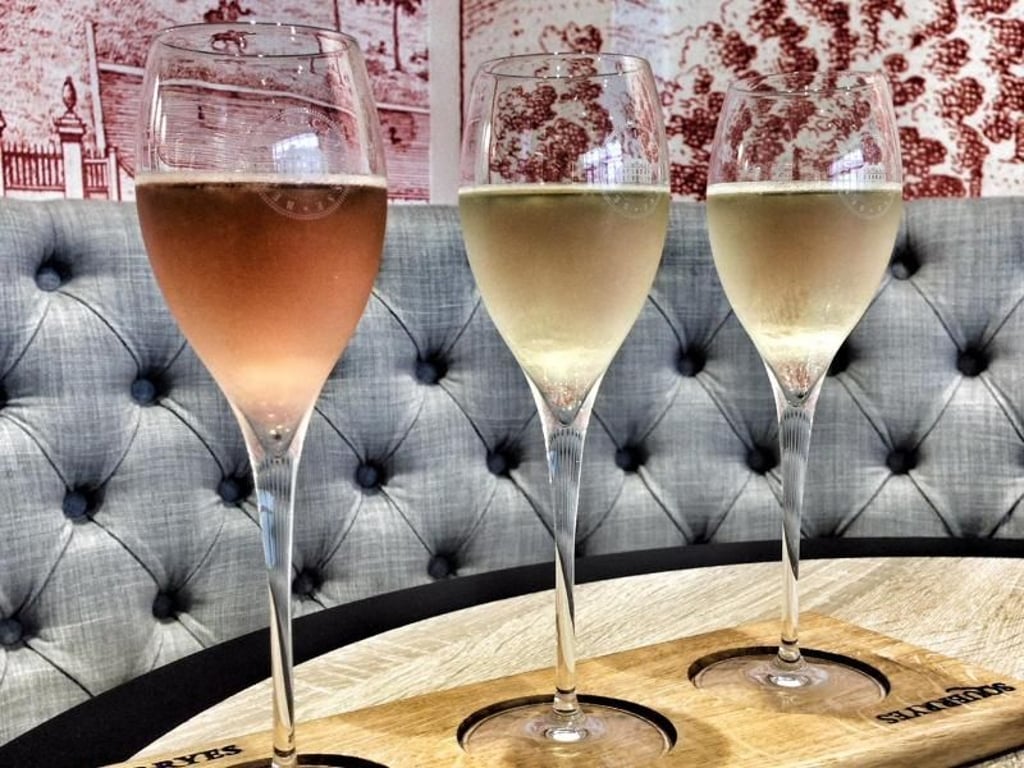 In Weiß und als Rosé stellt Henry Warde seine Schaumweine her. Foto: Squerryes/Visit Kent