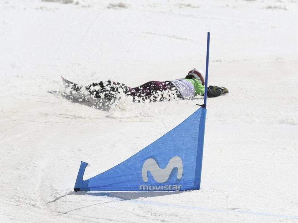 Ramona Hofmeister landet beim Parallel-Riesenslalom im Schnee der Sierra Nevada. Foto: Antonio L. Juárez