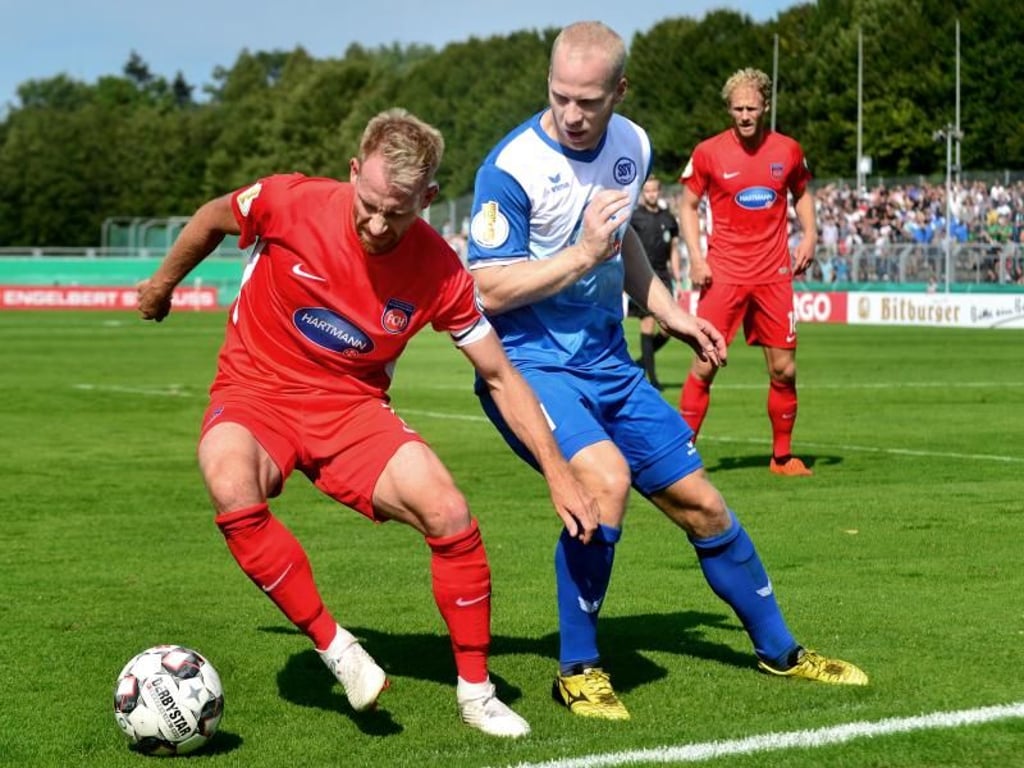 Heidenheims Marc Schnatterer (l) setzt sich gegen Jeddelohs Thorsten Tönnies durch. Foto: Hauke-Christian Dittrich