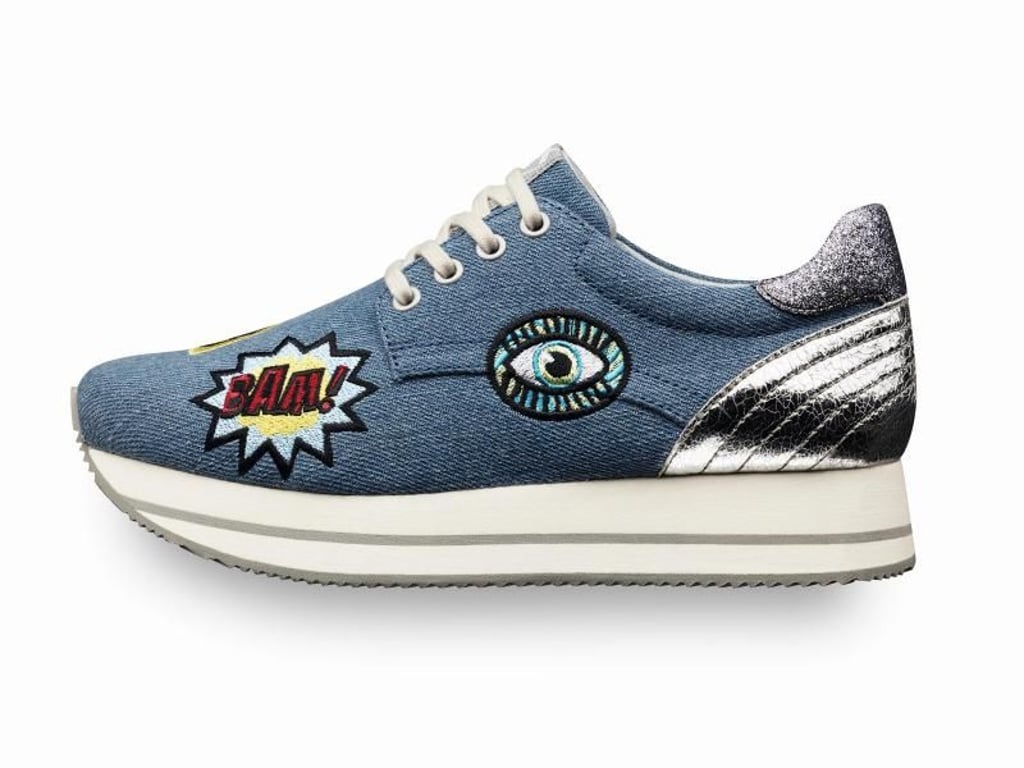 So mancher Sneaker sieht aus, als hätte man ihn mit Patches verziert. Bei Tamaris handelt es sich zum Beispiel um Stickereien im Comic-Stil (ca. 60 Euro). Foto: Tamaris/dpa-tmn