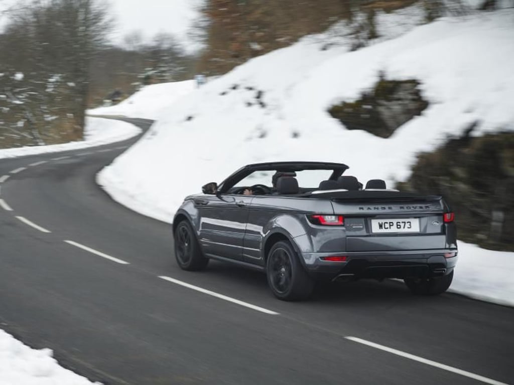 Seitenscheiben und das Windschott sind perfekt platziert. Auch im Winter kann man theoretisch ohne Kopfbedeckung fahren. Foto: Range Rover/Nick Dimbleby