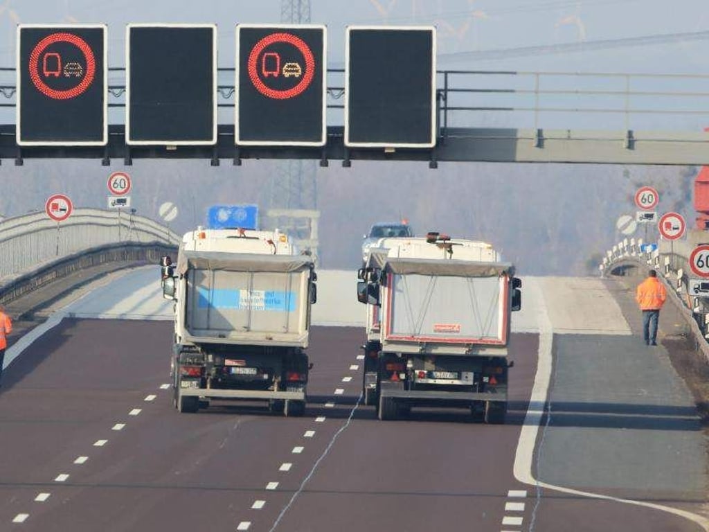 Vier LKW fahren über die Elbbrücke der Autobahn 2 bei Lostau. Foto: Peter Gercke