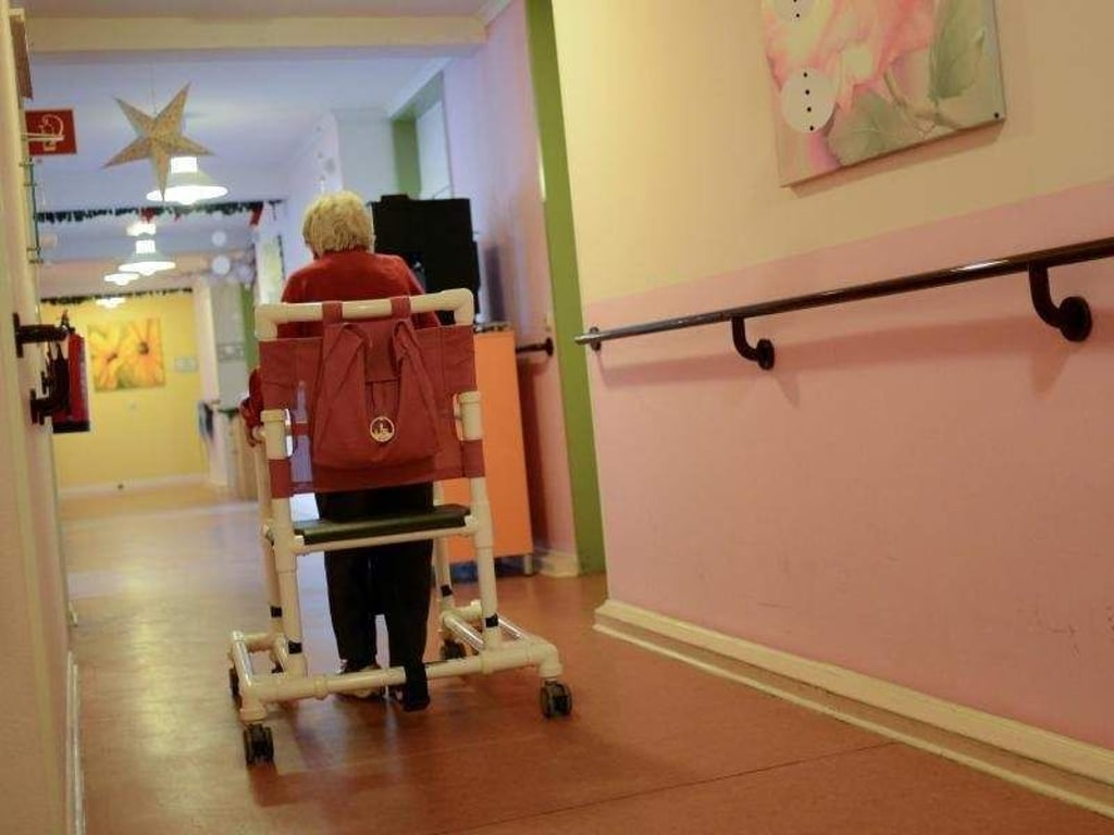 In Sachsen-Anhalt benötigen immer mehr Menschen Pflege. Das bietet Quereinsteigern und Interessierten ohne Berufsabschluss die Möglichkeit auf eine Arbeitsstelle. Foto: Britta Pedersen