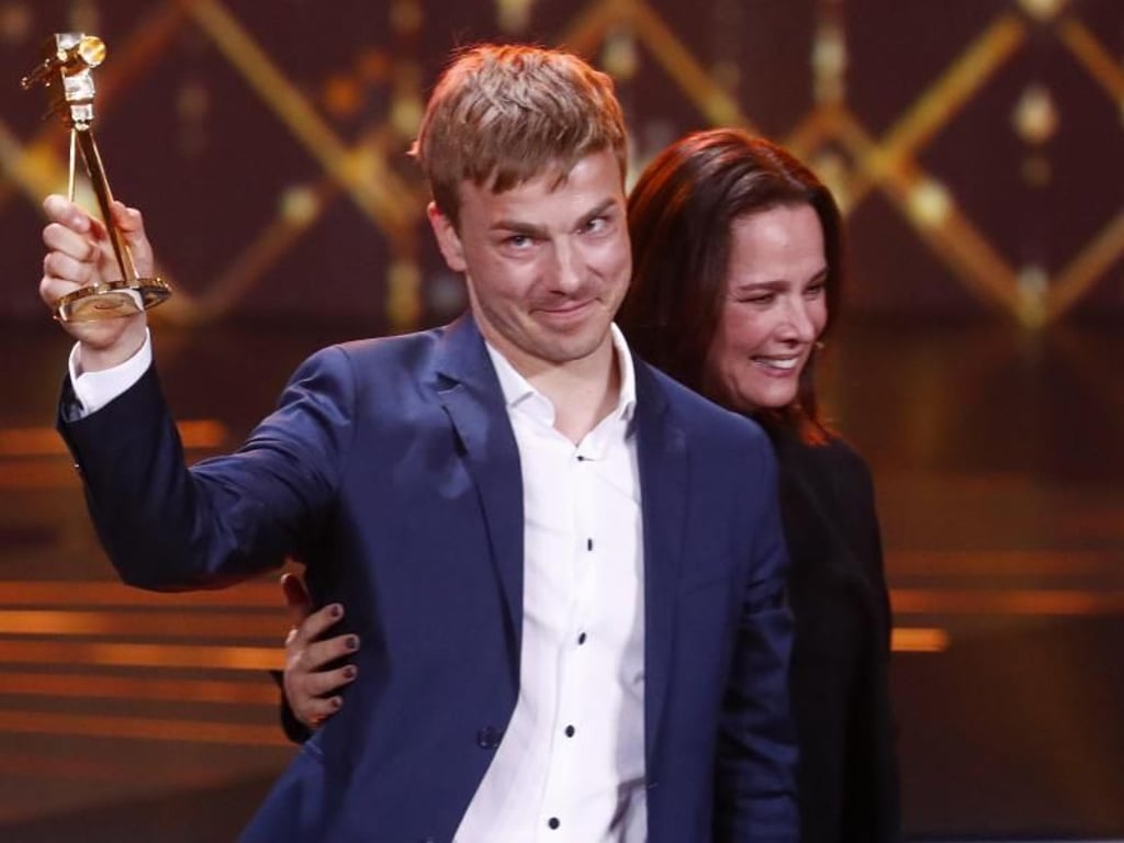 Albrecht Schuch spiele so leicht und durchlässig, sagte Désirée Nosbusch in ihrer Laudatio. Foto: Hannibal Hanschke/Reuters